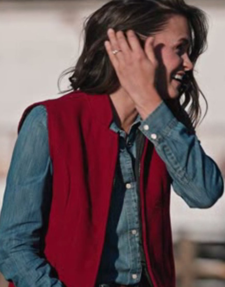 Yellowstone S04 Emily Vest